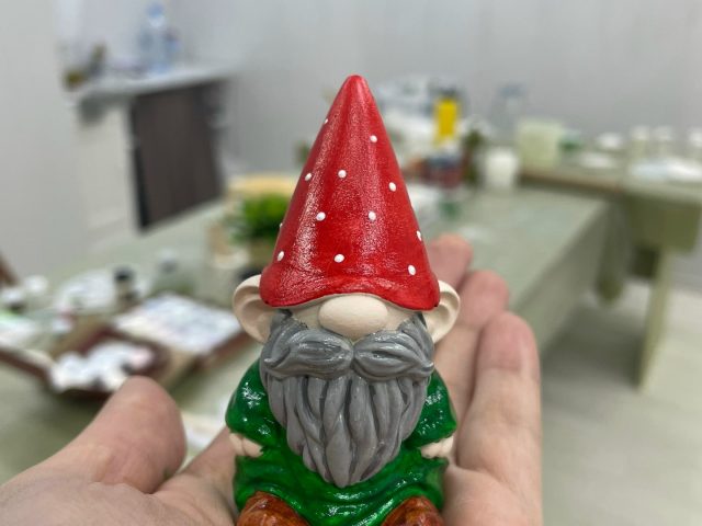 Расписанный гипсовый гном — работа с мастер-класса