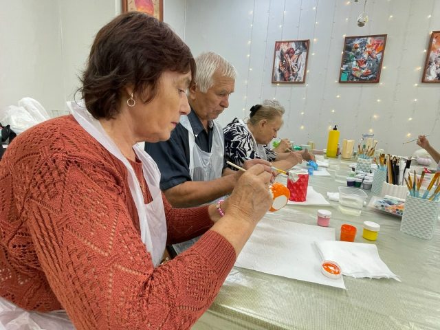 Взрослые на мастер-классе по росписи гипса