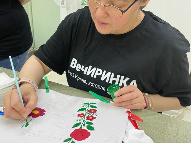 Роспись футболки акриловыми красками
