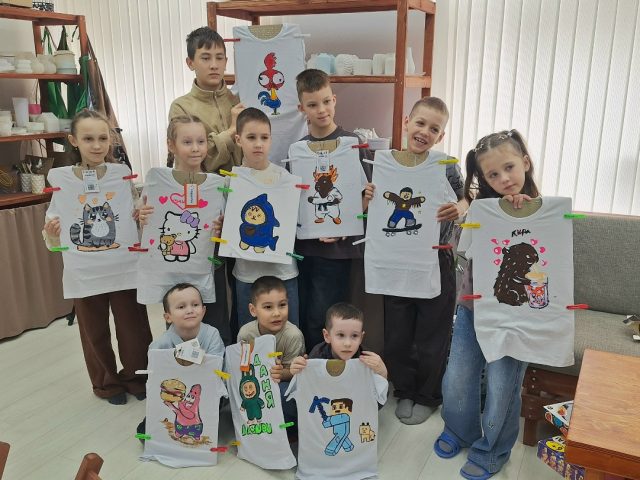 Группа участников с расписанными футболками